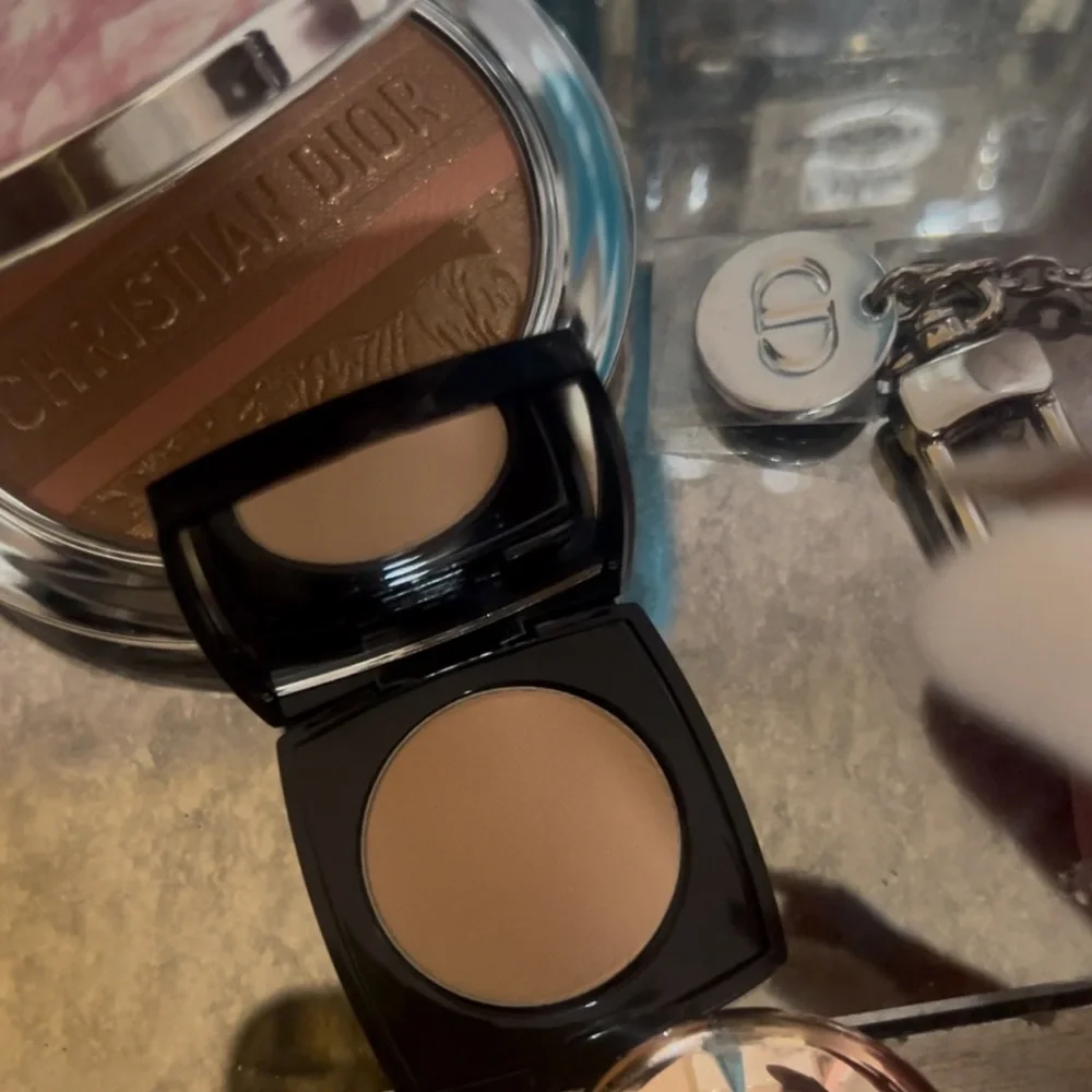 Mini LES BEIGES
POUDRE BELLE MINE NATURELLE HEALTHY GLOW SHEER POWDER bundle - Picture 6 of 6